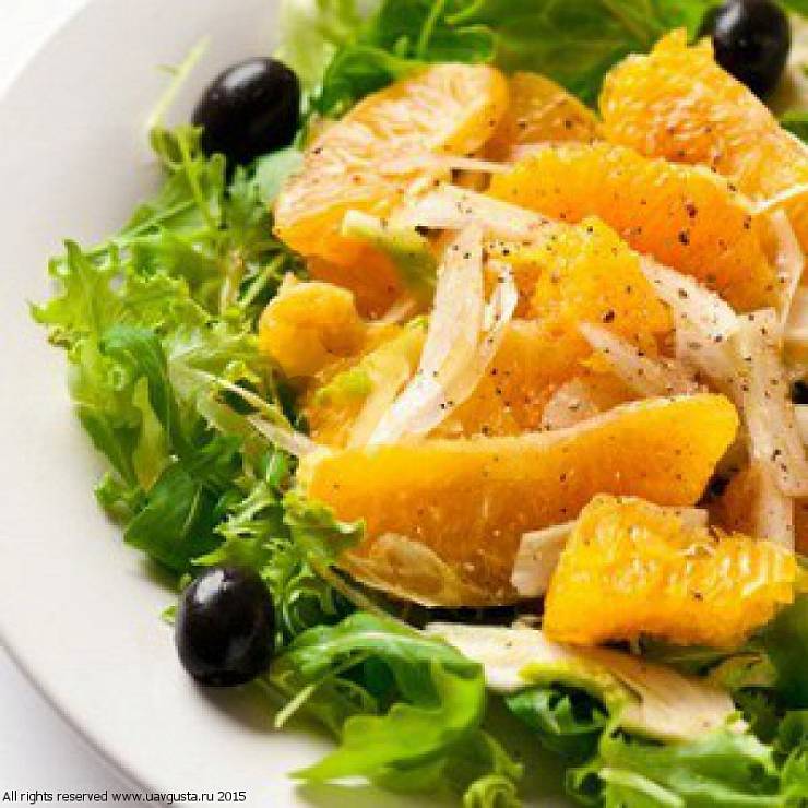 Салат из апельсинов с жареным фенхелем и оливками.