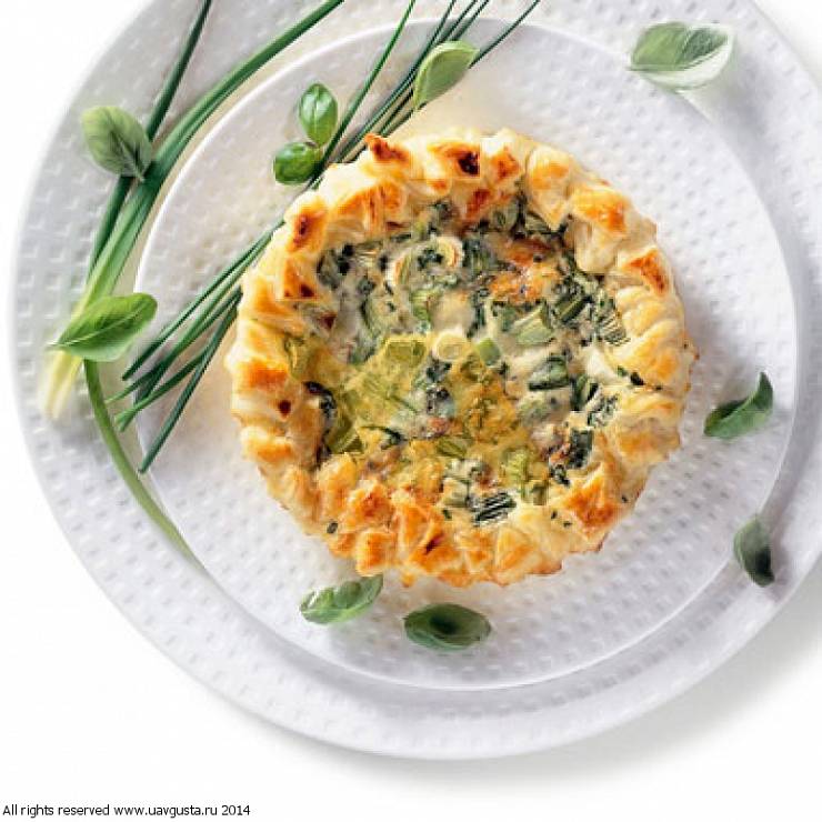 Киш с зеленым луком и травами