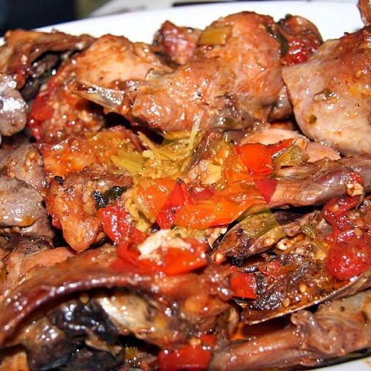Жареный кролик с помидорами