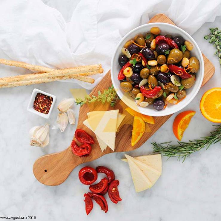 Запеченные оливки со свежим чесноком и травами