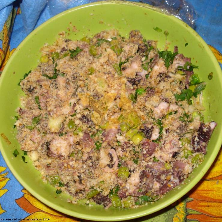 Салат с кукурузным хлебом и перцем чили