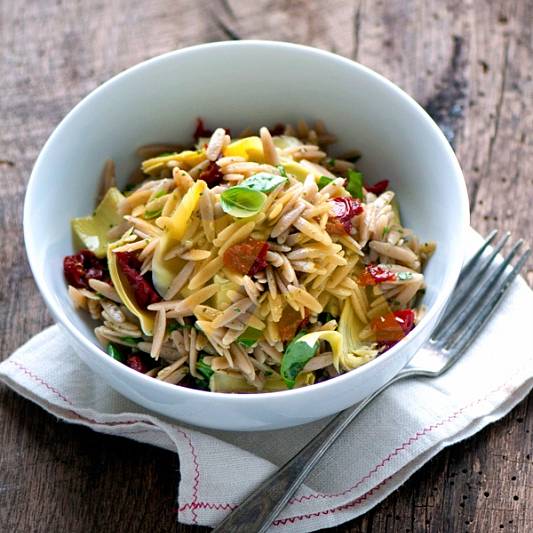 Салат из пасты с артишоками, вялеными помидорами и соусом песто
