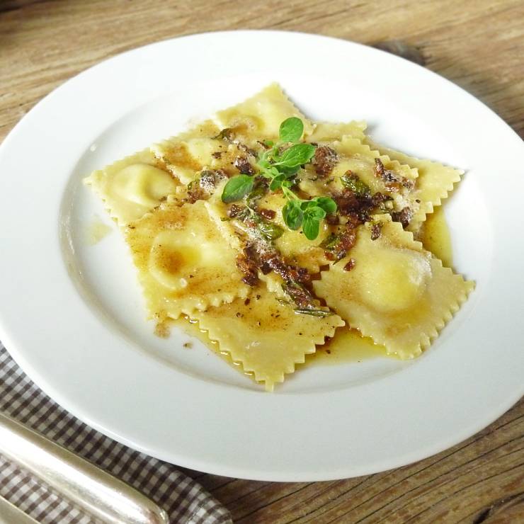 Равиолетти с сыром, баклажанами и салями